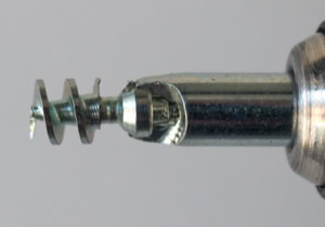 Les clous ou crampons BestGrip® pour la glace ont la capacité d'être installés par vissage dans un pneumatique ou caoutchouc neuf et d’occasion.