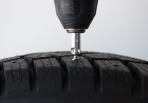 Les clous ou crampons BestGrip® pour la glace ont la capacité d'être installés par vissage dans un pneumatique ou caoutchouc neuf et d’occasion.