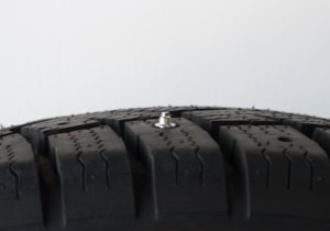 Les clous ou crampons BestGrip® pour la glace ont la capacité d'être installés par vissage dans un pneumatique ou caoutchouc neuf et d’occasion.