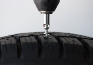 Les clous ou crampons BestGrip® pour la glace ont la capacité d'être installés par vissage dans un pneumatique ou caoutchouc neuf et d’occasion.