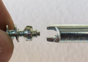 Les clous ou crampons BestGrip® pour la glace ont la capacité d'être installés par vissage dans un pneumatique ou caoutchouc neuf et d’occasion.