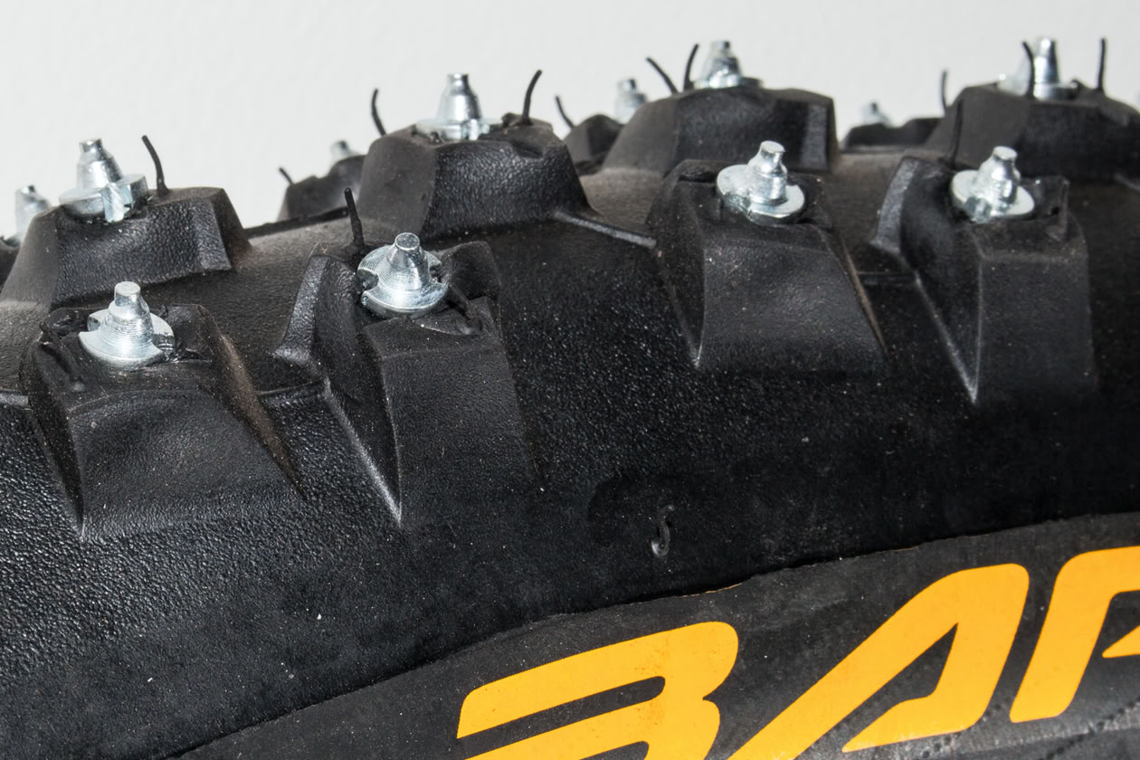 Clous long type 3000B pour un grip maximum sur les pistes de ski. Michelin DH22 - DH Mud - DH34
