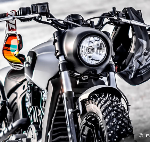 Indian Scout Bobber sur circuit glace