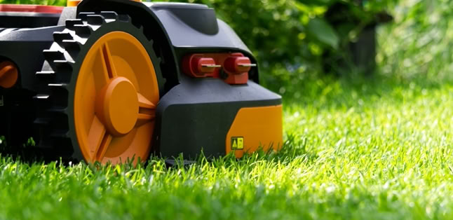 Ces clous améliorent la motricité de votre robot tondeuse sur sol à forte pente, humide etc