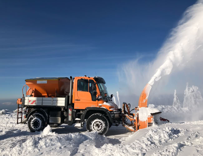 Camion de déneigement avec des clous 1911-3
