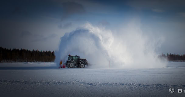 Engins agricoles équipés pour le déneigement avec des clous 1912-3