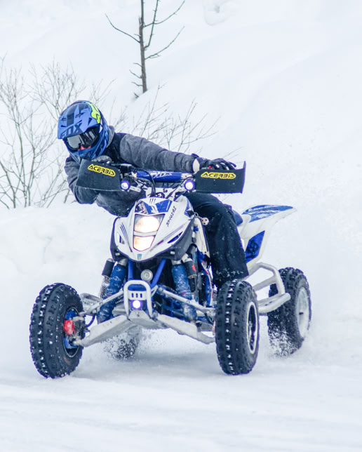 Suzuki 400 LTZ équipé avec des clous vissés type 1500