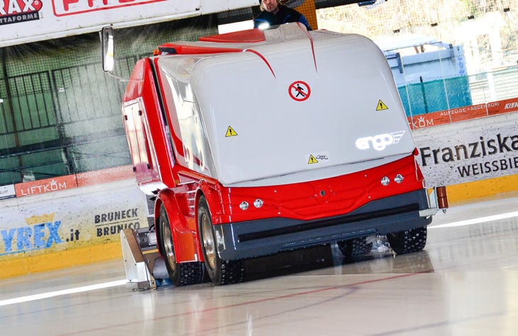Recloutage pneus de surfaceuse patinoire avec des clous type 1350
