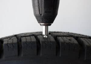 Les clous ou crampons BestGrip® pour la glace ont la capacité d'être installés par vissage dans un pneumatique ou caoutchouc neuf et d’occasion.