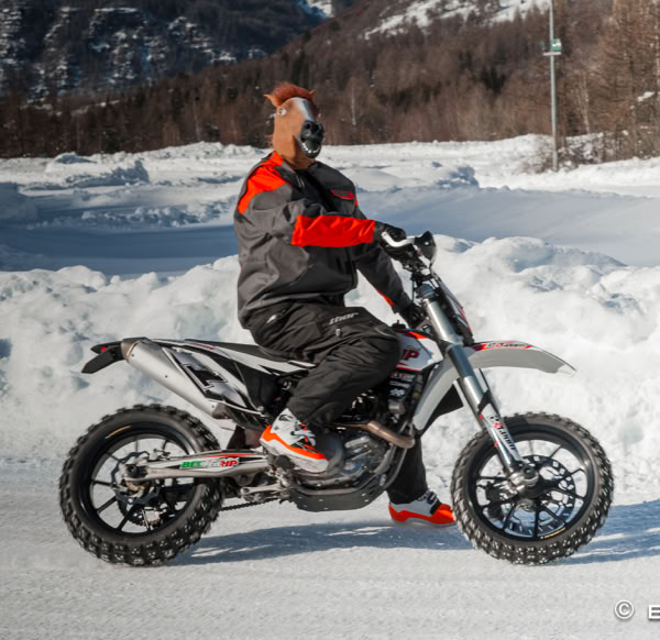 KTM 450 SMR sur le cirucit glace de Orcières