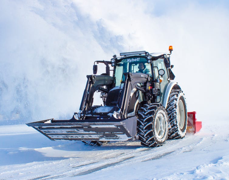 Engins agricoles équipés pour le déneigement avec des clous 1912-3